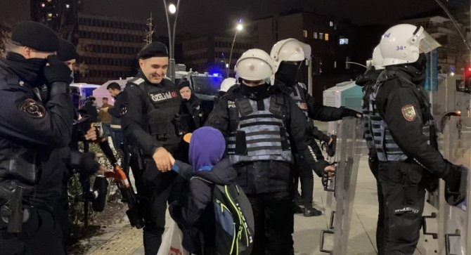 Kartal’da Görev Başında Olan Polisler İle Çikolatasını Paylaşan Küçük Toprak, Yürekleri Isıttı