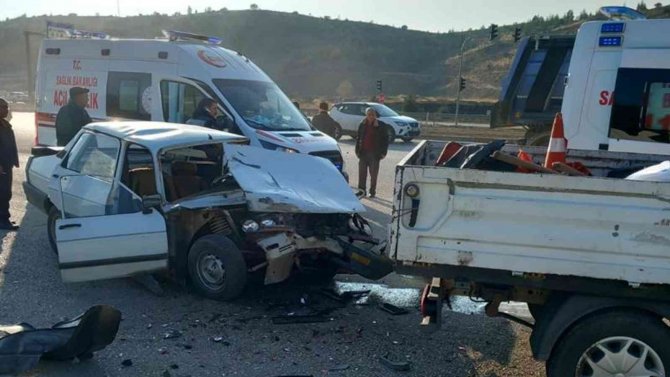 Hafriyat Kamyonu Otomobili Hurdaya Çevirdi: 2 Kişinin Yaralandığı Kaza Anı Kamerada