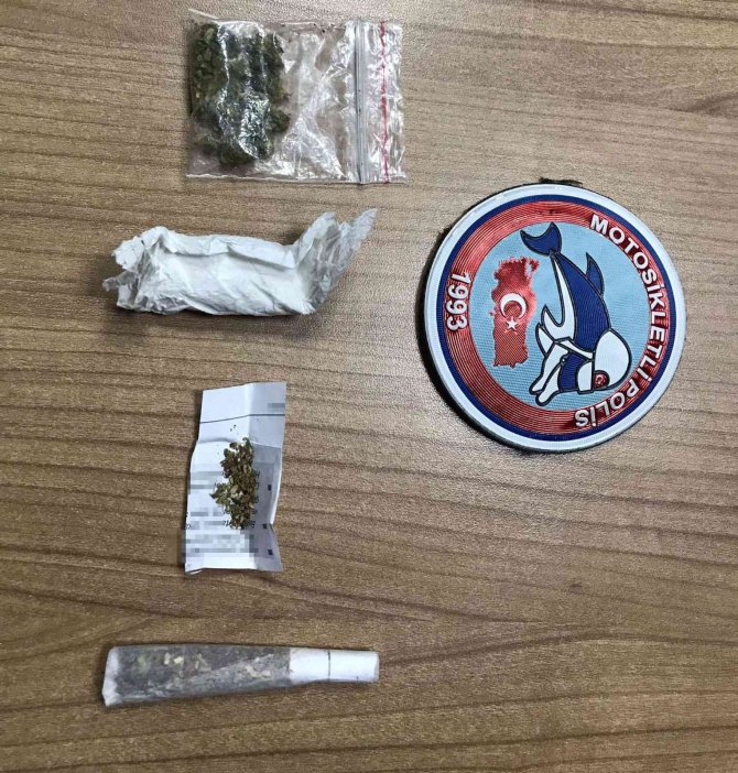 Şüpheli Tavırlar Uyuşturucu Ve Silah Yakalattı