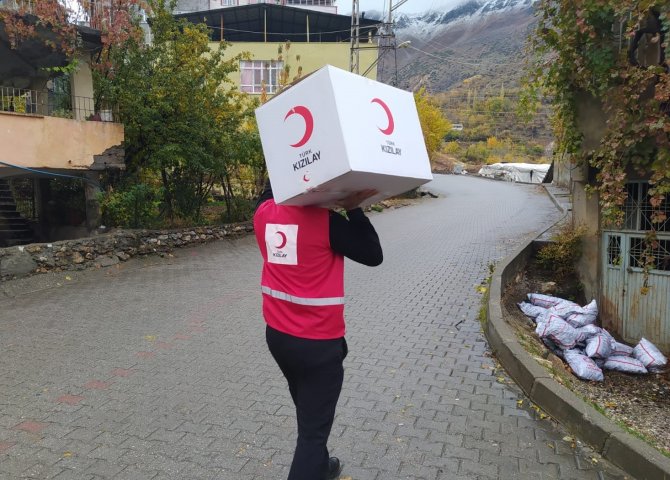 Kızılay, 3 Bin Rakımlı Mereto Dağı Eteklerinde 880 Aileye Yardım Ulaştırdı