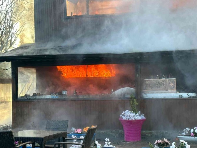 Kızılcahamam’da Ahşap Restoran Alevlere Teslim Oldu
