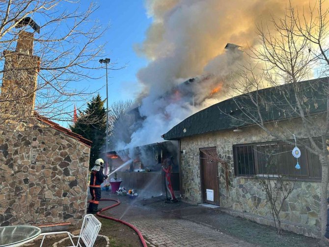 Kızılcahamam’da Ahşap Restoran Alevlere Teslim Oldu