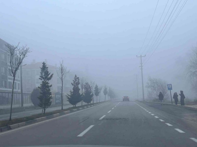 Kütahya’da Yoğun Sis, Görüş Mesafesi Yer Yer 30 Metreye Kadar Düştü