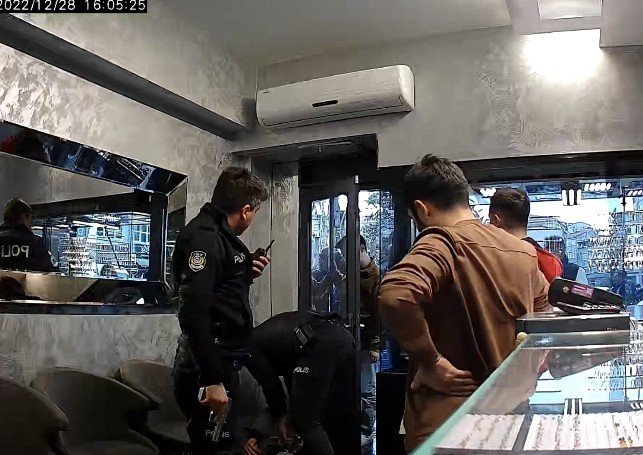 Fatih’te Koltuk Değnekli Şüphelinin Meyve Bıçağıyla Soygun Girişimi Kamerada