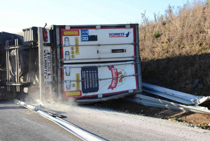 Kuzey Marmara’da Sebze Ve Meyve Yüklü Tır Devrildi