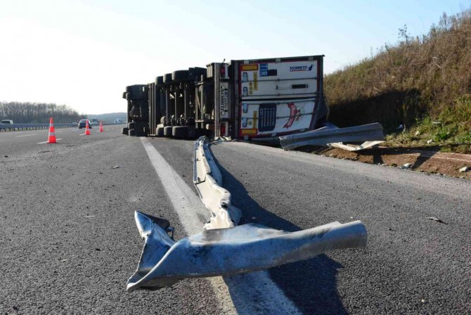 Kuzey Marmara’da Sebze Ve Meyve Yüklü Tır Devrildi