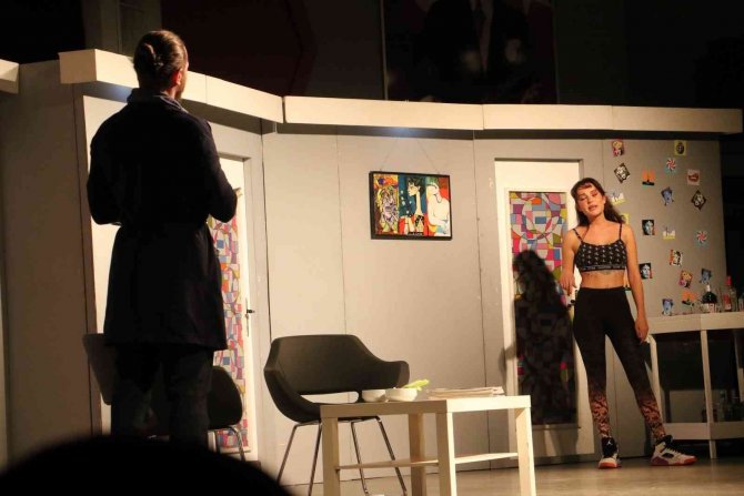 Türbülans Tiyatro Oyunu İzleyenleri Güldürdü