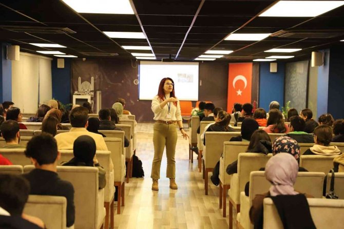 Diplomasi Akademisi 427 Öğrenci İle Eğitimlerine Devam Ediyor