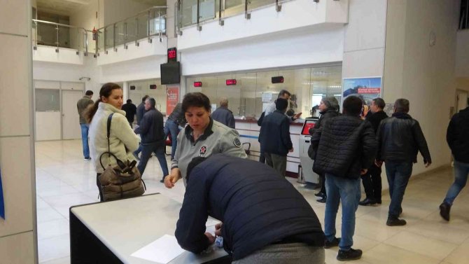 Muğla’da Eyt’liler Sabahın İlk Saatlerinde Soluğu Sgk’da Aldı