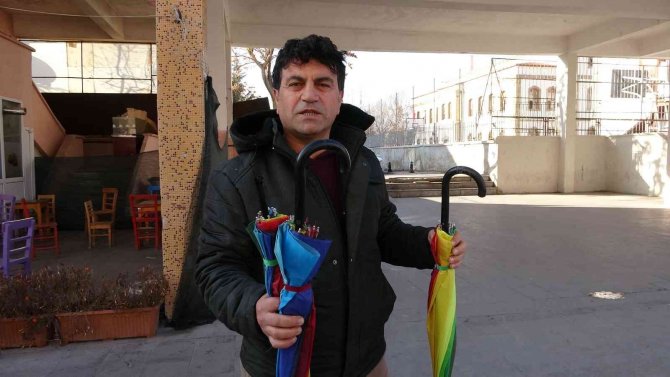 Süs İçin Asılan Şemsiyeler Lgbt Propagandası Nedeniyle Söktürüldü