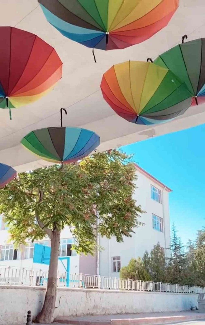 Süs İçin Asılan Şemsiyeler Lgbt Propagandası Nedeniyle Söktürüldü