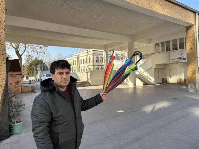 Süs İçin Asılan Şemsiyeler Lgbt Propagandası Nedeniyle Söktürüldü