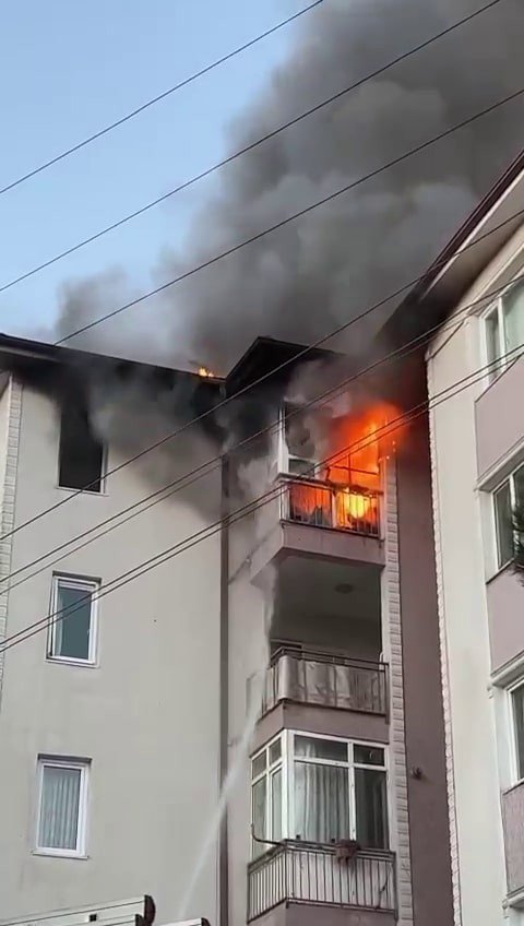 Apartman Dairesinde Yangın Çıktı: 5 Kişi Dumandan Etkilendi