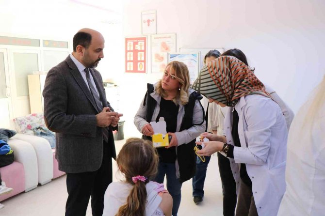 Sensör Takılan Şeker Hastası Çocuklar Parmaklarının Delinmesinden Kurtuldu