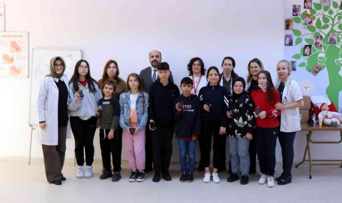 Sensör Takılan Şeker Hastası Çocuklar Parmaklarının Delinmesinden Kurtuldu