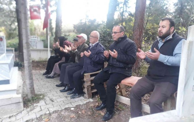 Şehit Asker Kabri Başında Anıldı