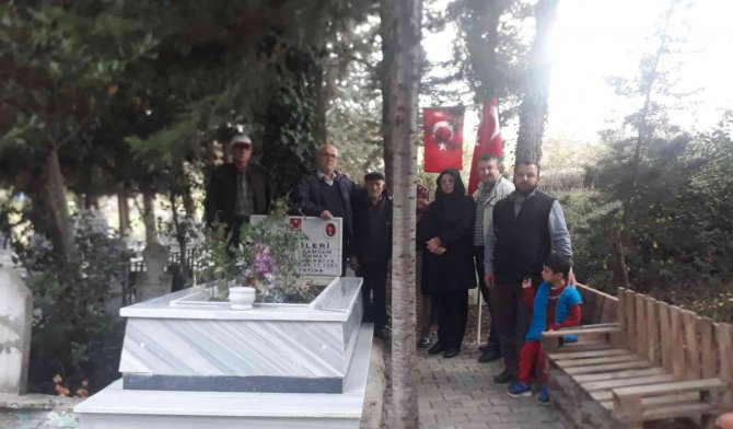 Şehit Asker Kabri Başında Anıldı