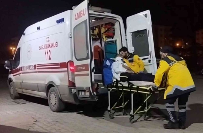 Tır İle Otomobil Çarpıştı: 2 Yaralı