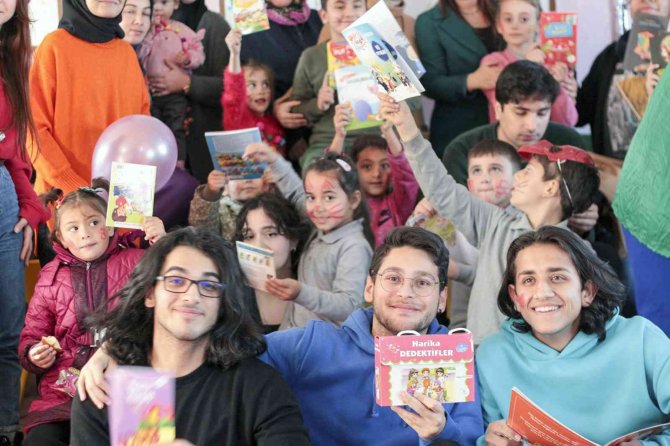 Subü Öğrencileri Akyazı’da Kitap Bağışı Yaptı