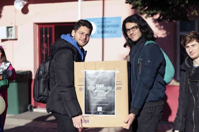 Subü Öğrencileri Akyazı’da Kitap Bağışı Yaptı