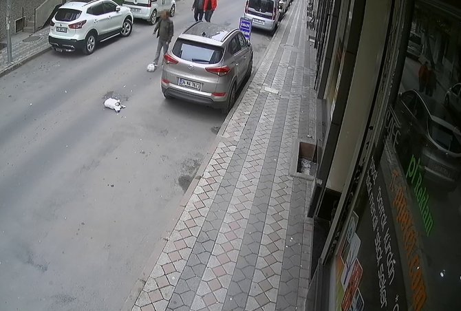 Sultangazi’de Akılalmaz Olay Kamerada: Çöp Poşetini Önce Fırlattı Sonra Tekmeleyerek Götürdü