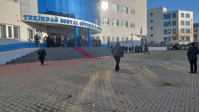 Eyt Kuyruğunda Bekleyen Vatandaş 6’lı Masayı Topa Tuttu
