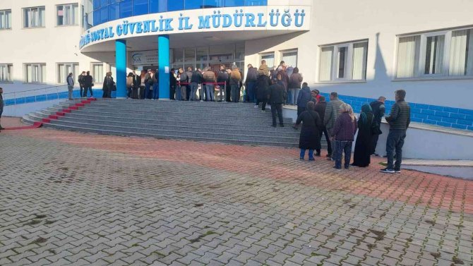 Eyt Kuyruğunda Bekleyen Vatandaş 6’lı Masayı Topa Tuttu