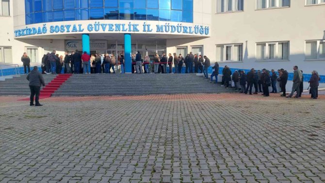 Eyt Kuyruğunda Bekleyen Vatandaş 6’lı Masayı Topa Tuttu