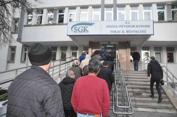 Eyt’liler Sgk Önünde Uzun Kuyruklar Oluşturdu