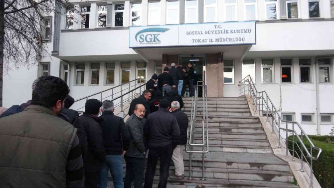 Eyt’liler Sgk Önünde Uzun Kuyruklar Oluşturdu