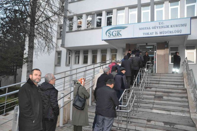 Eyt’liler Sgk Önünde Uzun Kuyruklar Oluşturdu