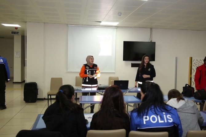 Tunceli’de Polis Ekipleri Vatandaş Ve Öğrencileri Bilgilendirdi