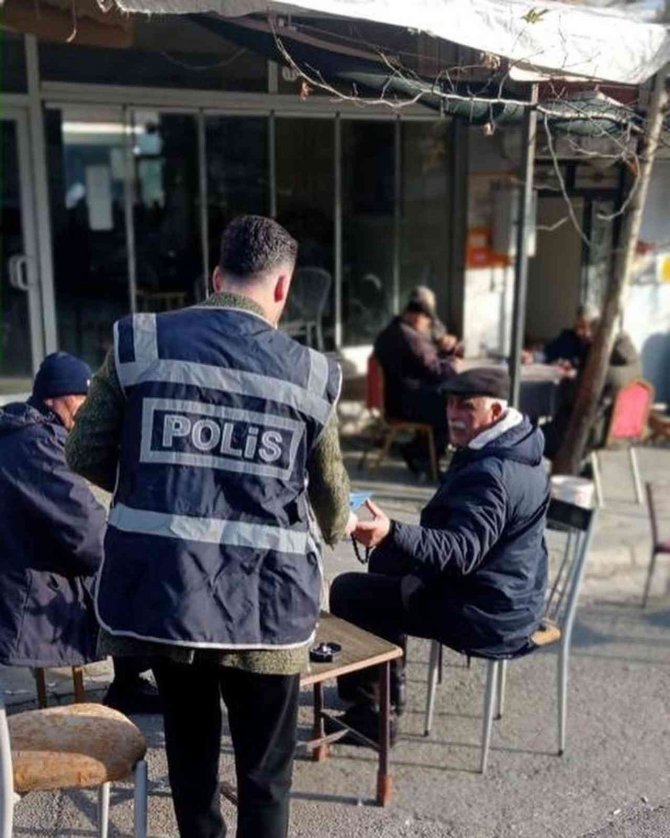 Tunceli’de Polis Ekipleri Vatandaş Ve Öğrencileri Bilgilendirdi