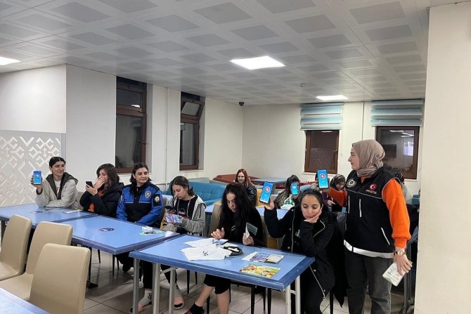 Tunceli’de Polis Ekipleri Vatandaş Ve Öğrencileri Bilgilendirdi