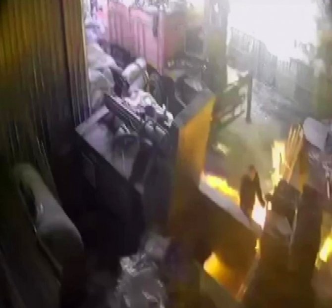 Ümraniye’de Geri Dönüşüm Tesisinde Patlama Anı Kamerada