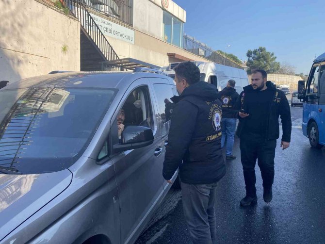 Üsküdar’da Okul Önlerinde Polisten Sıkı Denetim