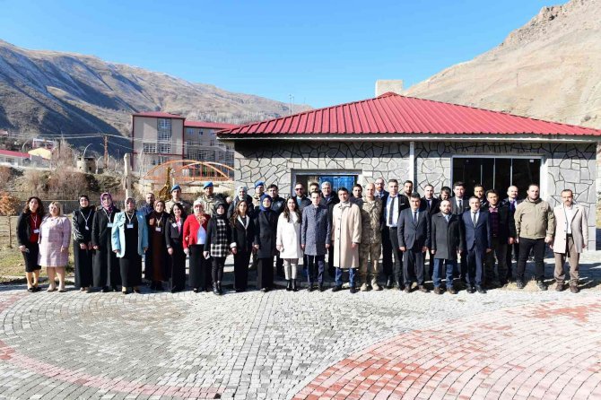 Çatak’ta Kursiyerler Bir Yıllık Emeklerini Sergiledi