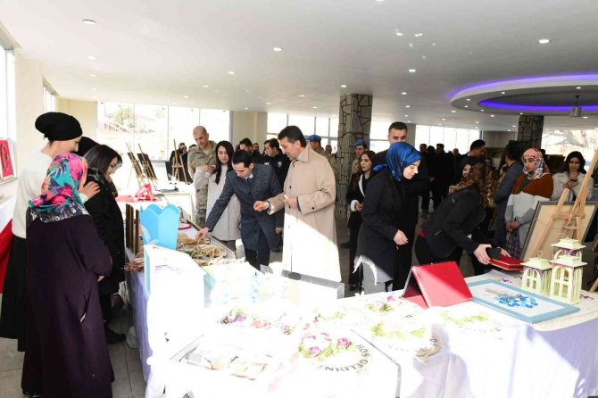 Çatak’ta Kursiyerler Bir Yıllık Emeklerini Sergiledi