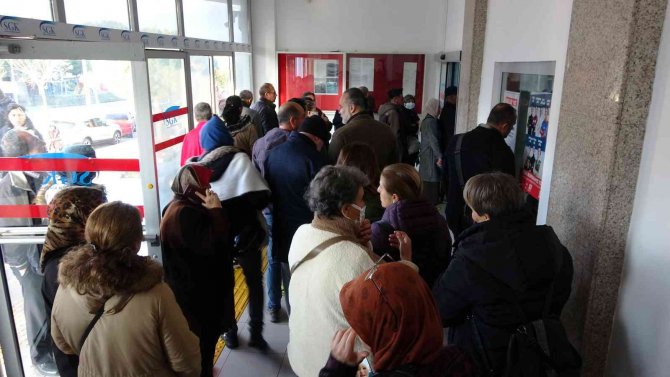 Çanakkale’de Sgk Önünde Eyt Kuyruğu Oluştu
