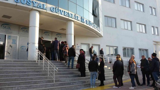 Çanakkale’de Sgk Önünde Eyt Kuyruğu Oluştu