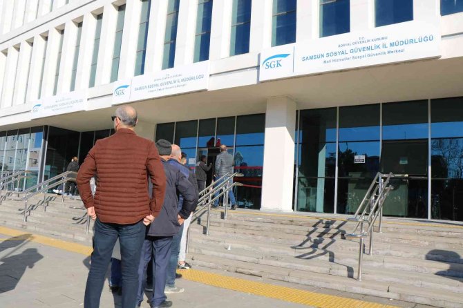 Eyt Bekleyenler Sgk Binalarına Hücum Etti