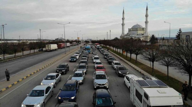 Kapıkule Sınır Kapısı’nda Bulgarların Yılbaşı Hareketliliği: Uzun Araç Kuyrukları Havadan Görüntülendi
