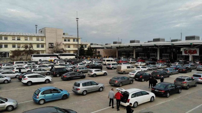 Kapıkule Sınır Kapısı’nda Bulgarların Yılbaşı Hareketliliği: Uzun Araç Kuyrukları Havadan Görüntülendi