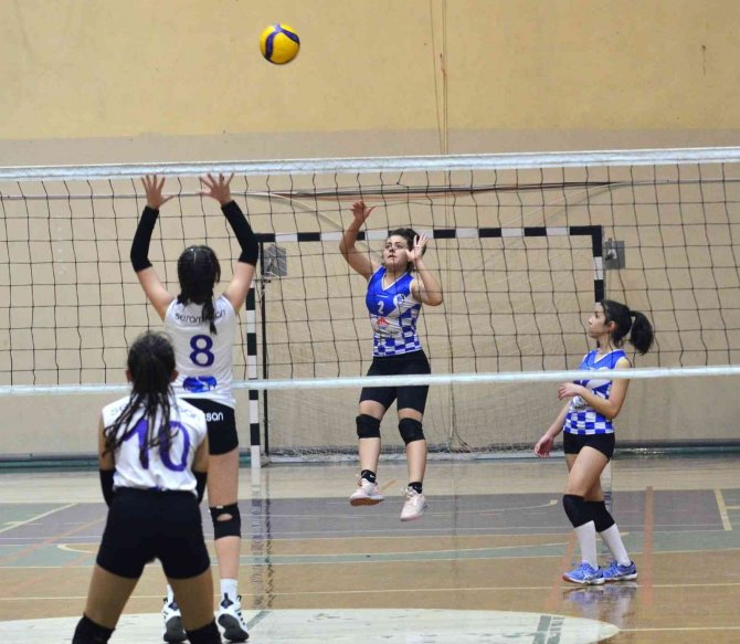 Yunusemreli Voleybolculardan 3-0’lık Başlangıç