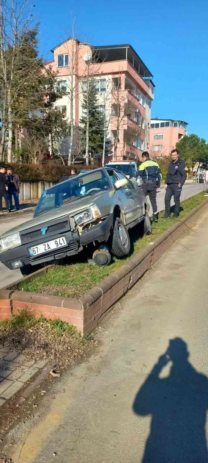 Yaşlı Sürücü Fren Yerine Gaza Bastı Bankete Çıktı