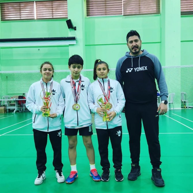 13 Yaş Altı Türkiye Badminton Şampiyonası’nda Eskişehir Madalyaları Topladı