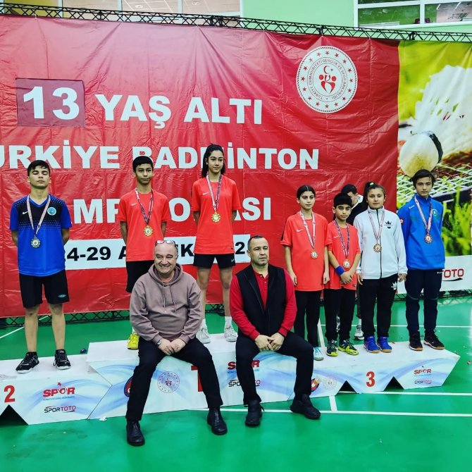 13 Yaş Altı Türkiye Badminton Şampiyonası’nda Eskişehir Madalyaları Topladı