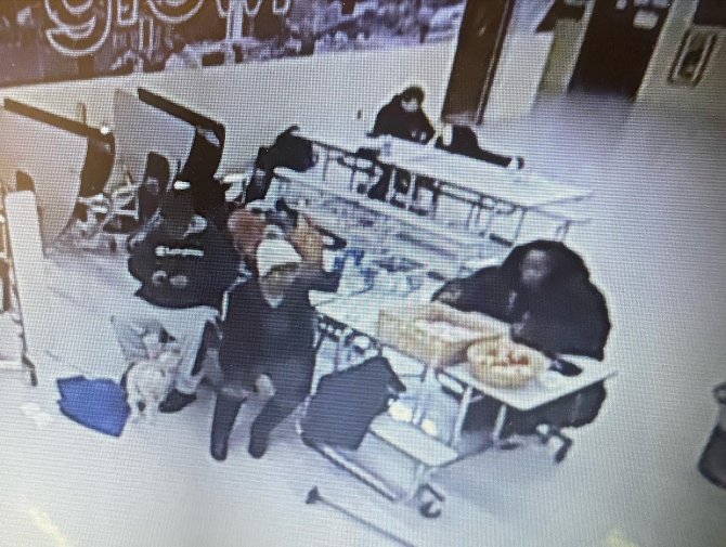 New York’ta Bir Kişi, Kar Fırtınasındaki Mağdurları Aracına Alarak Donmaktan Kurtardı