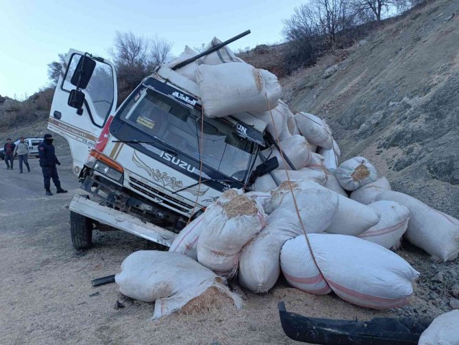 Adıyaman’da Saman Yüklü Kamyon Devrildi: 1 Ölü