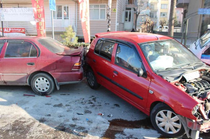 Kontrolden Çıkan Otomobil Park Halindeki 3 Araca Çarparak Durabildi